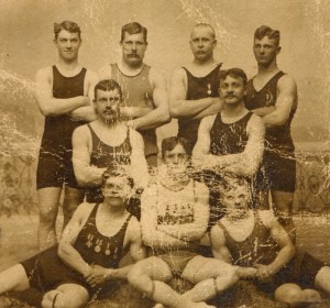 Henrik Jensen nr. to fra venstre i bageste række sammen med sine atletikkammerater 1906.