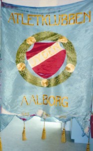 Aalborg Atletklubs første fane fra 1919. Fanen kostede lidt over 200 kr. og SIFA gav 50 kr. i tilskud.