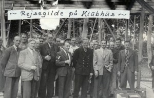 Rejsegilde på nyt klubhus 1951. Herluf Hansen ses til venstre på billedet i lys jakke.