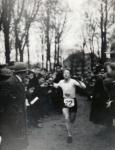 Erik Simonsen kommer i mål i Kildeløbet 1934.