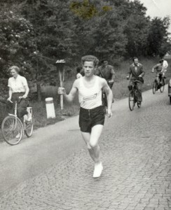 Svend Svendsen løber med OL Ilden ved Ellidshøj 1952.