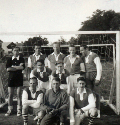 I midterste række til højre ses Saimon på håndboldhold hos Star i 1951