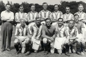 AaB 1. hold 1946. I bageste række ses Svend Mejlhede som nr. 3 fra venstre. I forreste række ses Hans Mejlhede som nr. 1 fra venstre