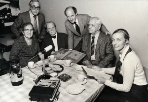 Arbejdsdag på Idrætsarkivet 1980. Fra venstre er det Gerda Schou, Leo Møller, Aage Schou, Knud Gadegaard, Aage Jacobsen og Irene Clemensen.