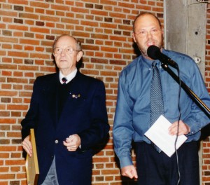 Knud Gadegaard til venstre udnævnes af SIFAs formand Henrik Jensen til æresmedlem 1999.