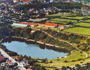 Nørresundby Idrætscenter ca. 2000. Den store hal og overdækning af svømmebadet kostede ialt 10 mil. kr. og var færdig 1978.