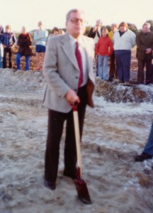 Marius Andersen tager første spadestik til B 52s klubhus 1970