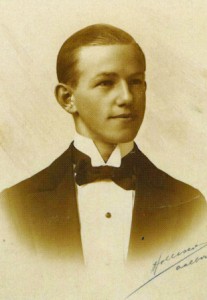 Otto "Niller" Nielsen. Billedet er taget i 1916, da Otto Nielsen blev udlært som kontorassistent.
